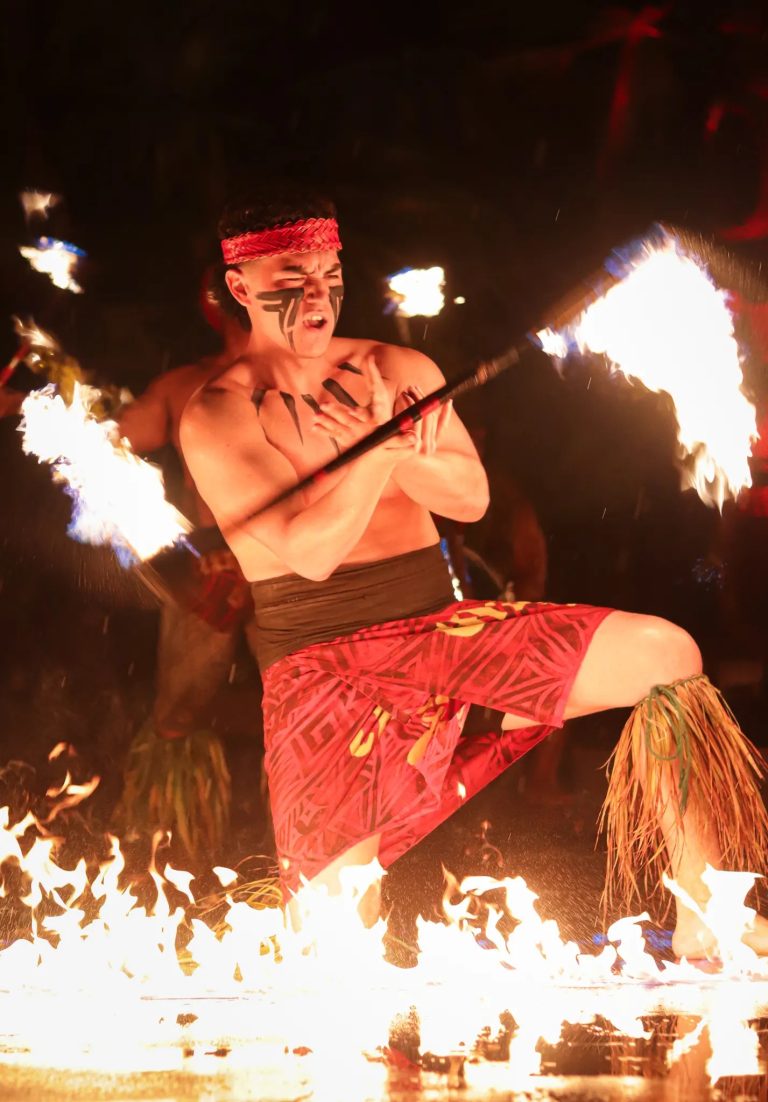Experience the Magic of Hawaiian Luaus on Oahu (Guide) Experience the Magic of Hawaiian Luaus on Oahu (Guide)
