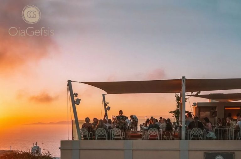 Best dining spots for a sunset in Oia